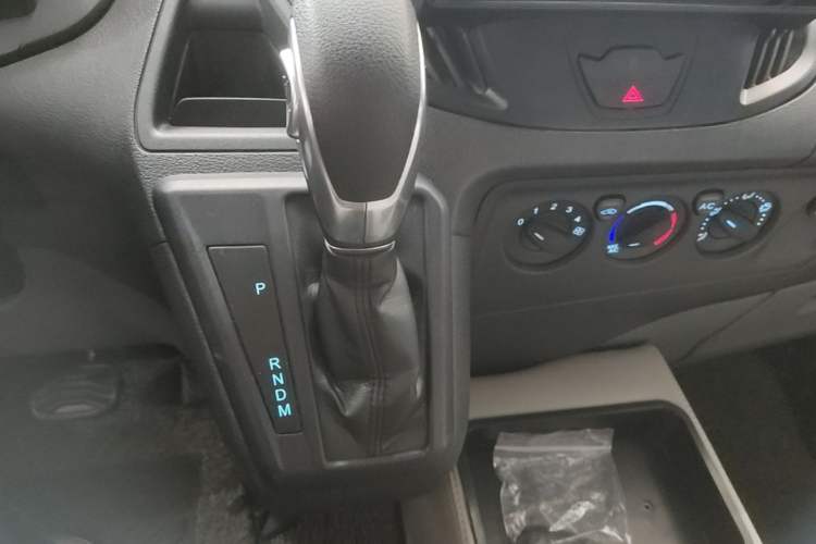 Used Ford Transit 2019 2.0T Gasoline Automatic Multi-Function Commercial Vehicle Short Wheelbase Low Roof 6-Seater China VI Standard Gear Lever