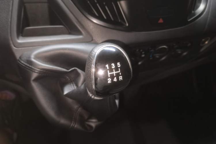 Used Ford Transit 2019 2.0T Diesel Van Mid-Chassis Mid-Roof 3-Seater China VI Standard Gear Lever