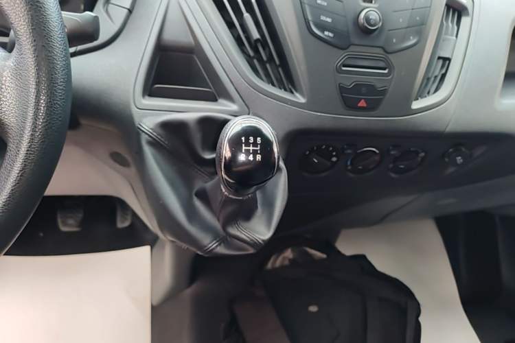 Used Ford Transit 2019 2.0T Diesel Multi-Purpose Commercial Vehicle Short Wheelbase Mid-Roof Design 6-Seater China VI Standard Gear Lever