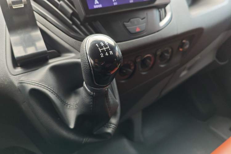 Used Ford Transit 2019 2.0T Diesel Multi-Purpose Commercial Vehicle Mid-Drive Mid-Roof 6-Seater China VI Standard Gear Lever
