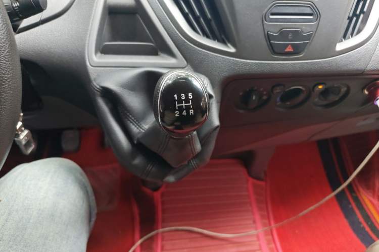 Used Ford Transit 2019 2.0T Diesel Multi-Purpose Commercial Vehicle Mid-Drive Mid-Roof 6-Seater China VI Standard Gear Lever