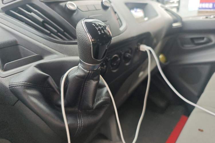 Used Ford Transit 2019 2.0T Diesel Multi-Purpose Commercial Vehicle Mid-Drive Mid-Roof 6-Seater China VI Standard Gear Lever