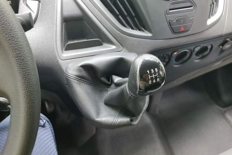 Used Ford Transit 2019 2.0T Diesel Multi-Purpose Commercial Vehicle Short Wheelbase Low Roof 6-Seater China VI Standard Gear Lever