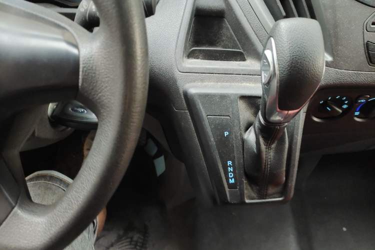 Used Ford Transit 2019 2.0T Gasoline Automatic Multi-Function Commercial Vehicle Short Wheelbase Low Roof 6-Seater China VI Standard Gear Lever