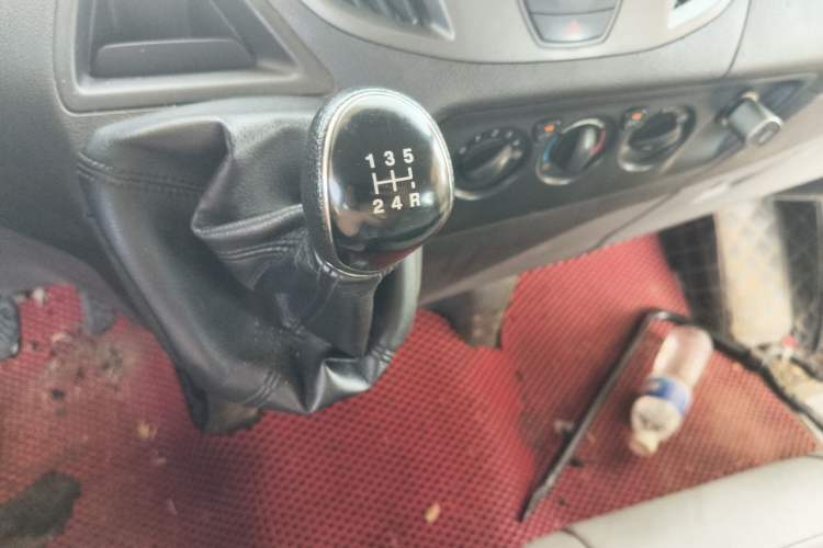 Used Ford Transit 2019 2.0T Diesel Multi-Purpose Commercial Vehicle Short Wheelbase Low Roof 6-Seater China VI Standard Gear Lever