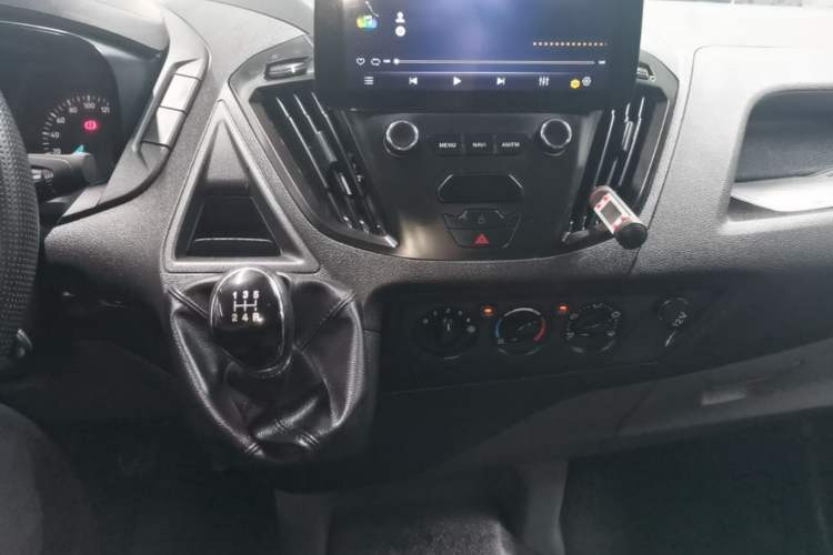 Used Ford Transit 2019 2.0T Diesel Van Short Wheelbase Mid-Roof 3-Seater China VI Standard Gear Lever