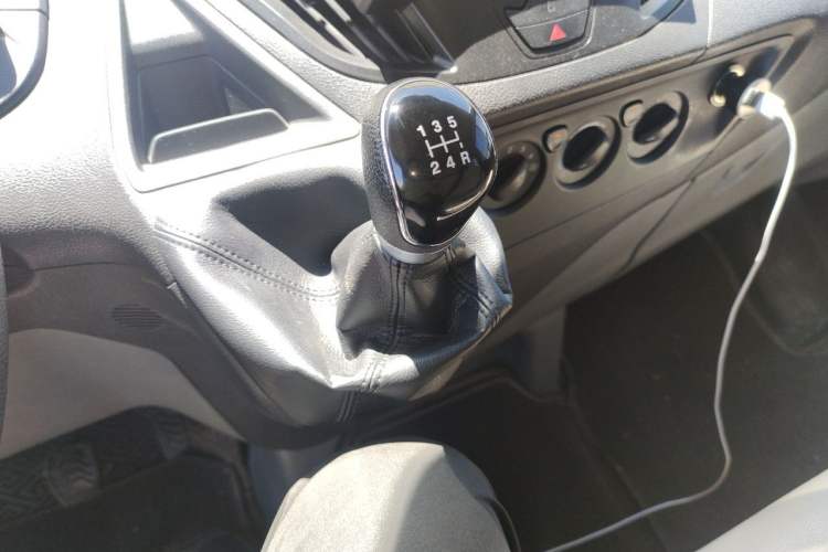 Used Ford Transit 2019 2.0T Diesel Multi-Purpose Commercial Vehicle Short Wheelbase Mid-Roof Design 6-Seater China VI Standard Gear Lever