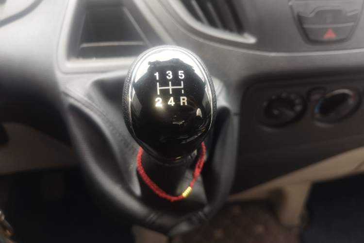 Used Ford Transit 2019 2.0T Diesel Commercial & Travel Short Wheelbase Low-Roof 7-Seater China VI Standard Gear Lever