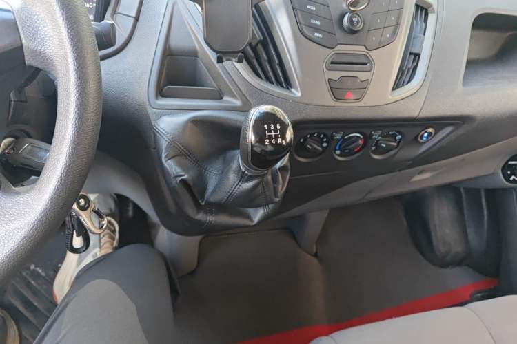Used Ford Transit 2019 2.0T Gasoline Multi-Purpose Commercial Vehicle Short Wheelbase Low Roof 6-Seater China VI Standard Gear Lever