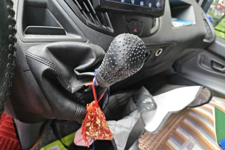 Used Ford Transit 2019 2.0T Diesel Multi-Purpose Commercial Vehicle Short Wheelbase Mid-Roof Design 6-Seater China VI Standard Gear Lever