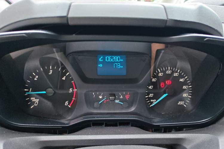 Used Ford Transit 2019 2.0T Diesel Van Mid-Chassis Mid-Roof 3-Seater China VI Standard Instrument Cluster