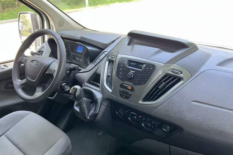 Used Ford Transit 2019 2.0T Diesel Van Mid-Chassis Mid-Roof 3-Seater China VI Standard Interior 2