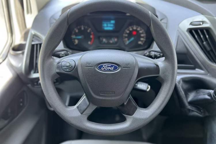 Used Ford Transit 2019 2.0T Diesel Van Mid-Chassis Mid-Roof 3-Seater China VI Standard Interior 3