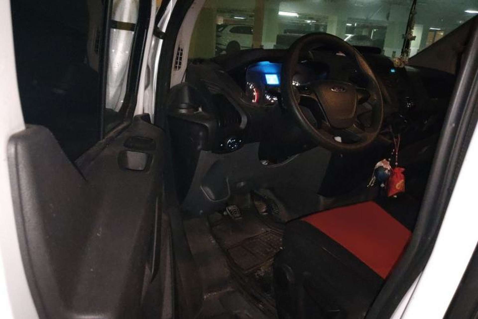 Used Ford Transit 2019 2.0T Diesel Multi-Purpose Commercial Vehicle Short Wheelbase Low Roof 6-Seater China VI Standard Interior 3