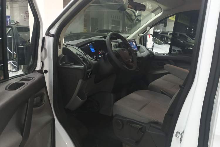 Used Ford Transit 2019 2.0T Gasoline Automatic Multi-Function Commercial Vehicle Short Wheelbase Low Roof 6-Seater China VI Standard Interior 3