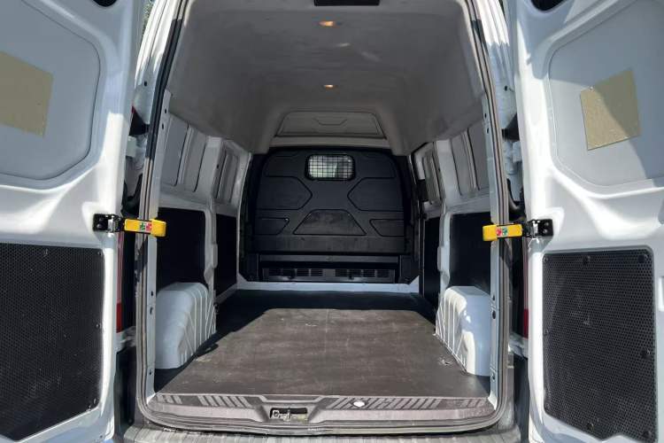 Used Ford Transit 2019 2.0T Diesel Van Mid-Chassis Mid-Roof 3-Seater China VI Standard Interior 6