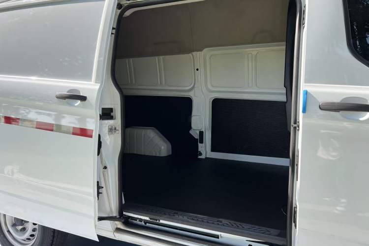 Used Ford Transit 2019 2.0T Diesel Van Mid-Chassis Mid-Roof 3-Seater China VI Standard Interior 7