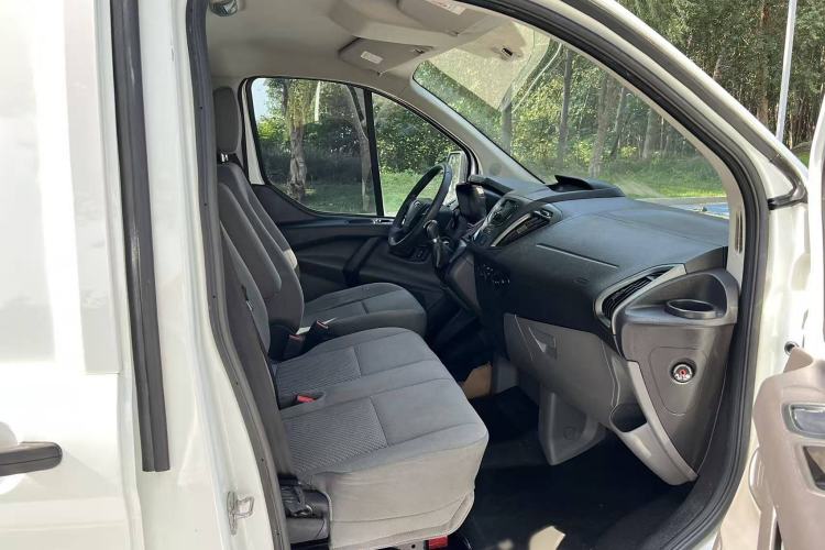 Used Ford Transit 2019 2.0T Diesel Van Mid-Chassis Mid-Roof 3-Seater China VI Standard Interior 9