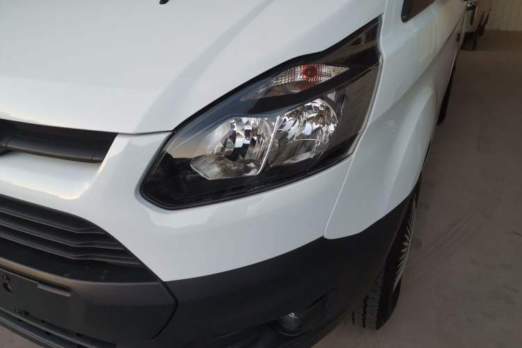 Used Ford Transit 2019 2.0T Diesel Multi-Purpose Commercial Vehicle Short Wheelbase Low Roof 6-Seater China VI Standard Left Front Headlight