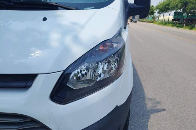 Used Ford Transit 2019 2.0T Gasoline Automatic Multi-Function Commercial Vehicle Short Wheelbase Low Roof 6-Seater China VI Standard Left Front Headlight