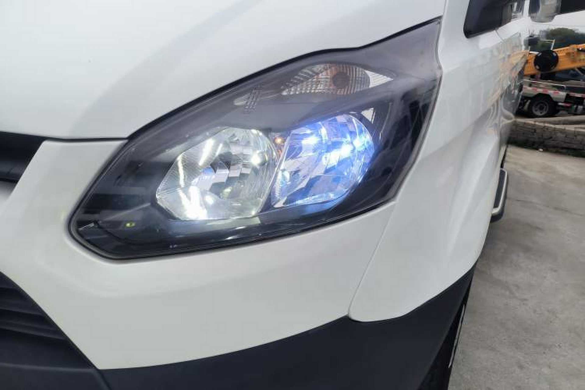 Used Ford Transit 2019 2.0T Diesel Multi-Purpose Commercial Vehicle Short Wheelbase Low Roof 6-Seater China VI Standard Left Front Headlight