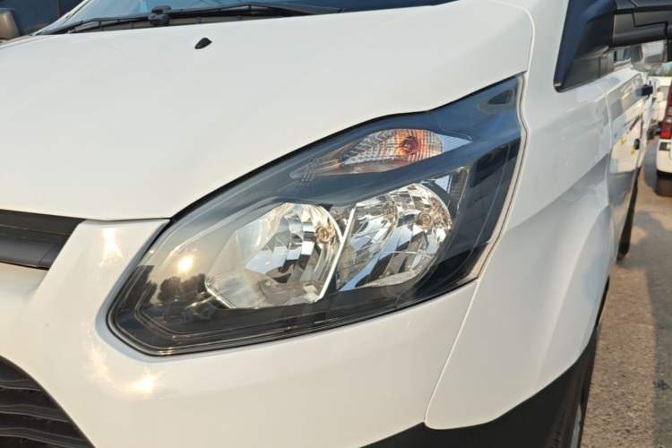 Used Ford Transit 2019 2.0T Diesel Multi-Purpose Commercial Vehicle Mid-Drive Mid-Roof 6-Seater China VI Standard Left Front Headlight