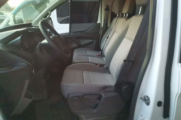 Used Ford Transit 2019 2.0T Diesel Multi-Purpose Commercial Vehicle Short Wheelbase Low Roof 6-Seater China VI Standard Left Front Seat