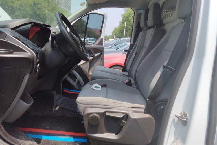 Used Ford Transit 2019 2.0T Gasoline Van Mid-axle Mid-roof 3-Seater China VI Standard Left Front Seat
