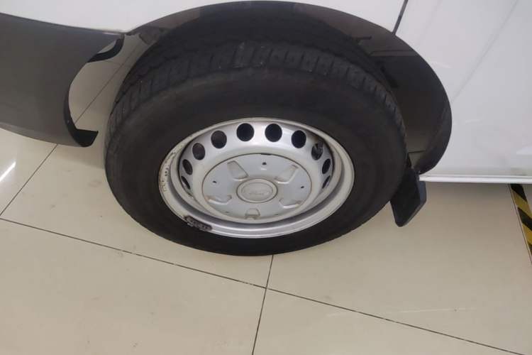 Used Ford Transit 2019 2.0T Gasoline Automatic Multi-Function Commercial Vehicle Short Wheelbase Low Roof 6-Seater China VI Standard Left Front Wheel Hub
