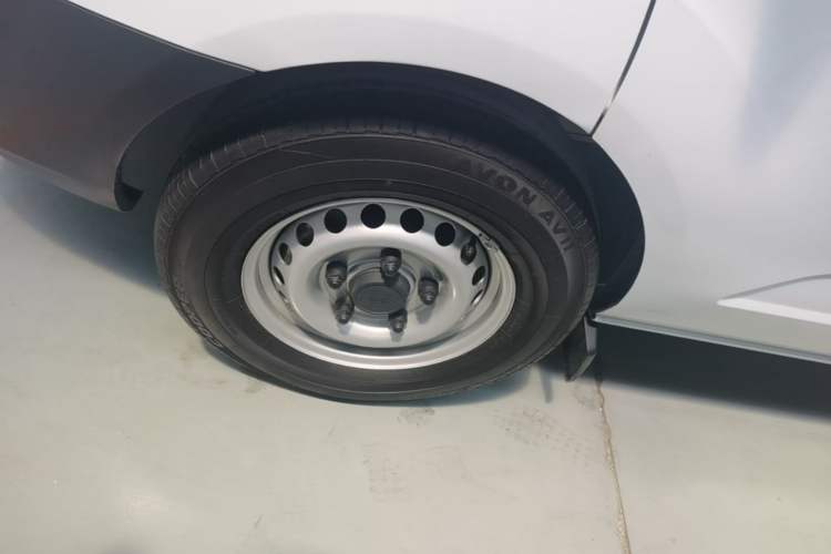 Used Ford Transit 2019 2.0T Diesel Van Short Wheelbase Mid-Roof 3-Seater China VI Standard Left Front Wheel Hub