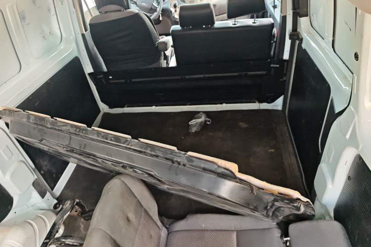 Used Ford Transit 2019 2.0T Diesel Van Short Wheelbase Mid-Roof 3-Seater China VI Standard Left Rear Seat