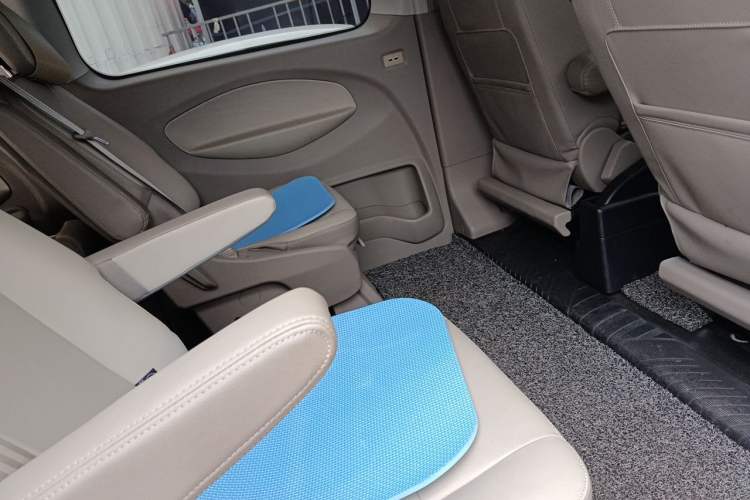 Used Ford Transit 2019 2.0T Diesel Commercial & Travel Short Wheelbase Low-Roof 7-Seater China VI Standard Left Rear Seat