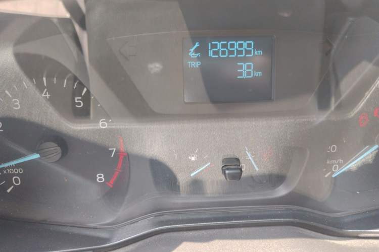 Used Ford Transit 2019 2.0T Gasoline Van Mid-axle Mid-roof 3-Seater China VI Standard Odometer Close Up