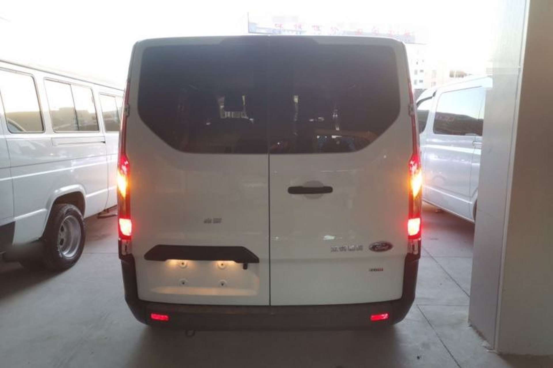 Used Ford Transit 2019 2.0T Diesel Multi-Purpose Commercial Vehicle Short Wheelbase Low Roof 6-Seater China VI Standard Rear