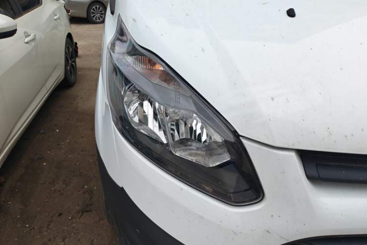Used Ford Transit 2019 2.0T Diesel Van Mid-Chassis Mid-Roof 3-Seater China VI Standard Right Front Headlight