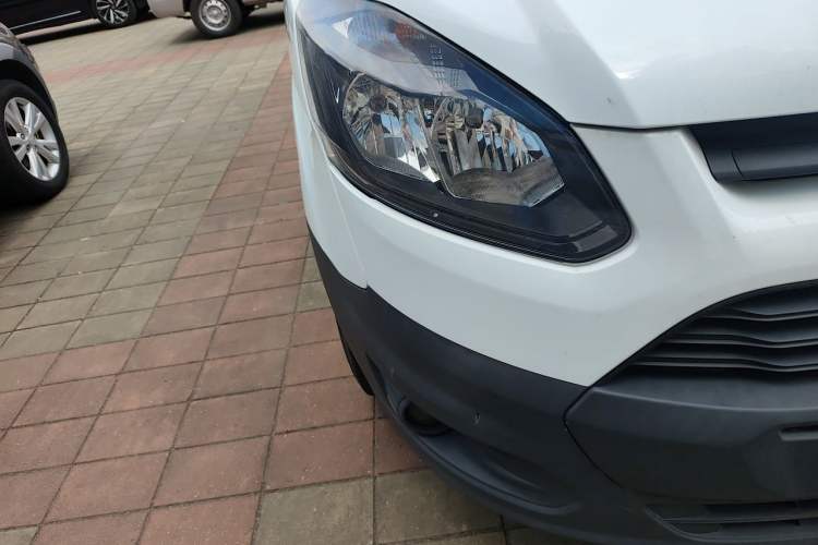 Used Ford Transit 2019 2.0T Gasoline Multi-Purpose Commercial Vehicle Mid-Drive Mid-Roof 6-Seater China VI Standard Right Front Headlight