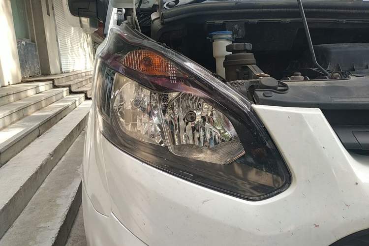 Used Ford Transit 2019 2.0T Diesel Commercial & Travel Short Wheelbase Low-Roof 7-Seater China VI Standard Right Front Headlight