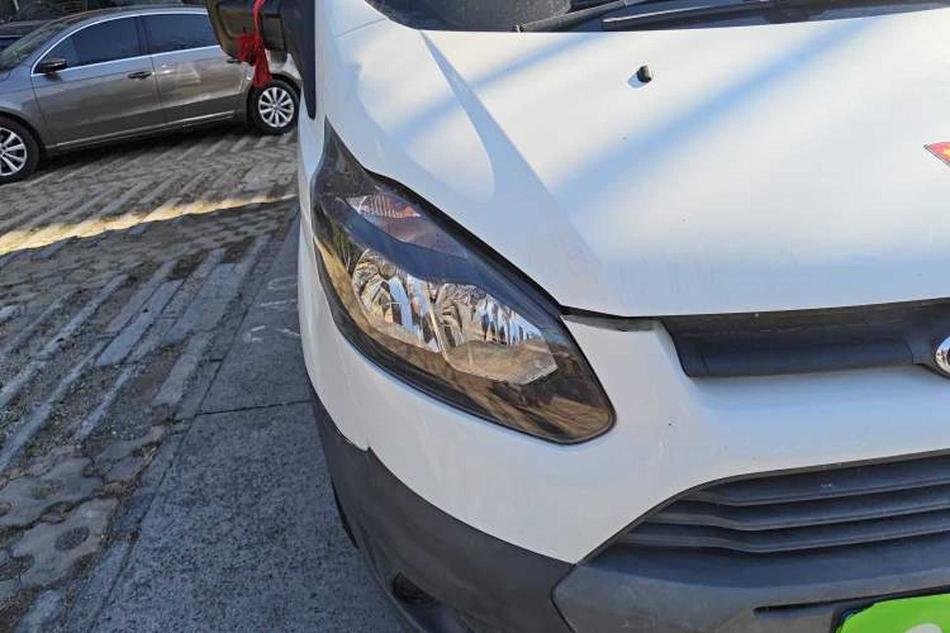 Used Ford Transit 2019 2.0T Gasoline Multi-Purpose Commercial Vehicle Mid-Drive Mid-Roof 6-Seater China VI Standard Right Front Headlight