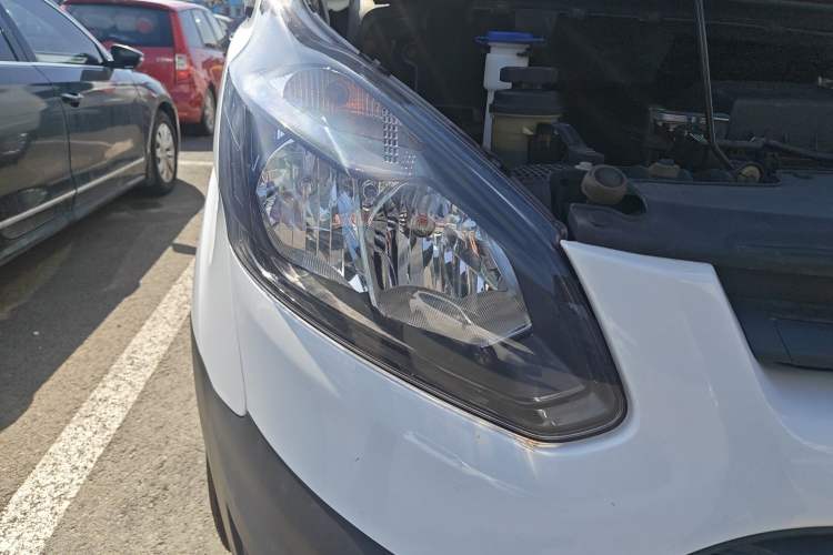 Used Ford Transit 2019 2.0T Diesel Multi-Purpose Commercial Vehicle Mid-Drive Mid-Roof 6-Seater China VI Standard Right Front Headlight
