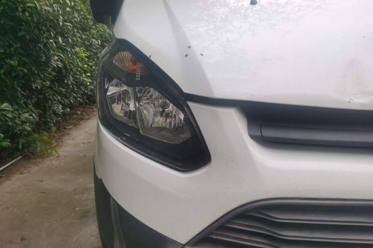 Used Ford Transit 2019 2.0T Diesel Van Short Wheelbase Low Roof 3-Seater China VI Standard Right Front Headlight