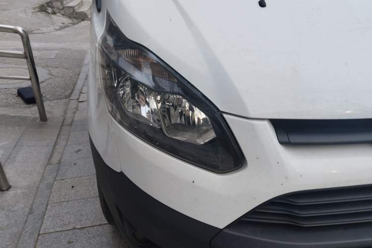 Used Ford Transit 2019 2.0T Diesel Business & Travel Mid-Drive Mid-Roof 7-Seater China VI Standard Right Front Headlight