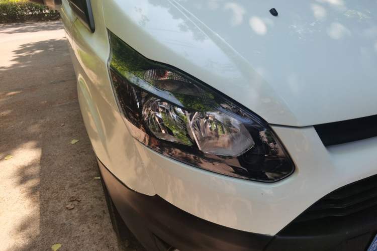 Used Ford Transit 2019 2.0T Diesel Multi-Purpose Commercial Vehicle Mid-Drive Mid-Roof 6-Seater China VI Standard Right Front Headlight