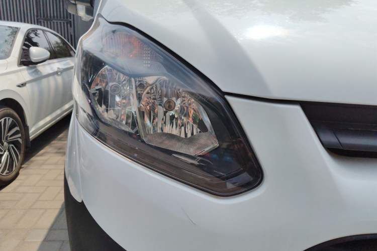 Used Ford Transit 2019 2.0T Gasoline Van Mid-axle Mid-roof 3-Seater China VI Standard Right Front Headlight