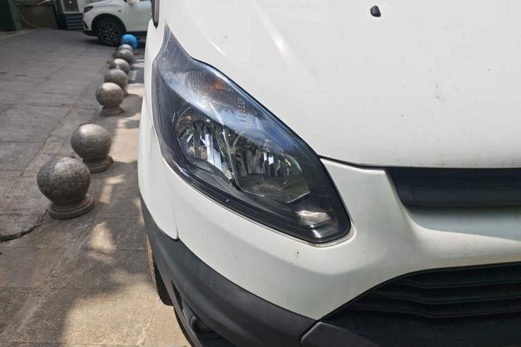 Used Ford Transit 2019 2.0T Diesel Multi-Purpose Commercial Vehicle Mid-Drive Mid-Roof 6-Seater China VI Standard Right Front Headlight