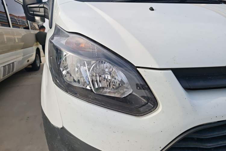 Used Ford Transit 2019 2.0T Diesel Van Short Wheelbase Mid-Roof 3-Seater China VI Standard Right Front Headlight