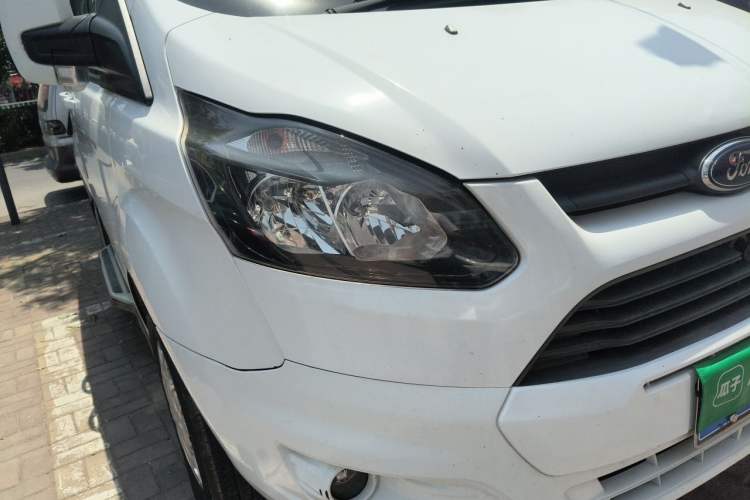 Used Ford Transit 2019 2.0T Diesel Commercial & Travel Short Wheelbase Low-Roof 7-Seater China VI Standard Right Front Headlight