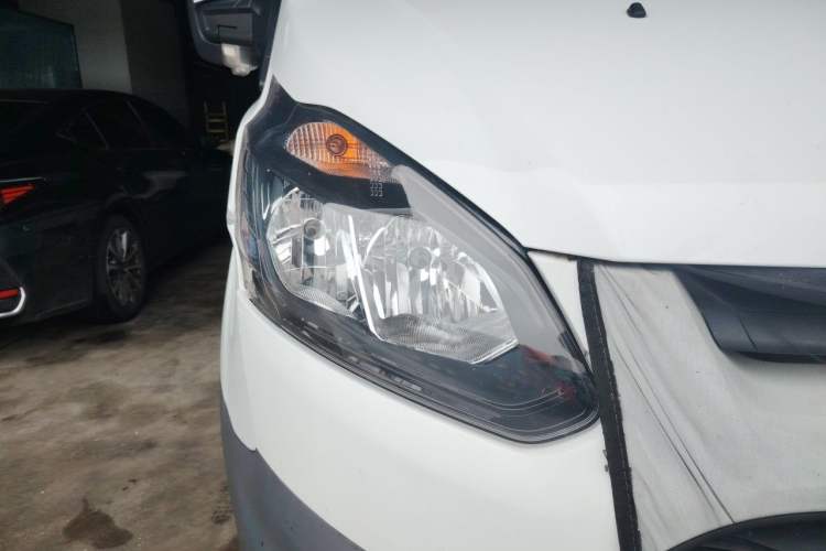 Used Ford Transit 2019 2.0T Diesel Multi-Purpose Commercial Vehicle Short Wheelbase Mid-Roof Design 6-Seater China VI Standard Right Front Headlight