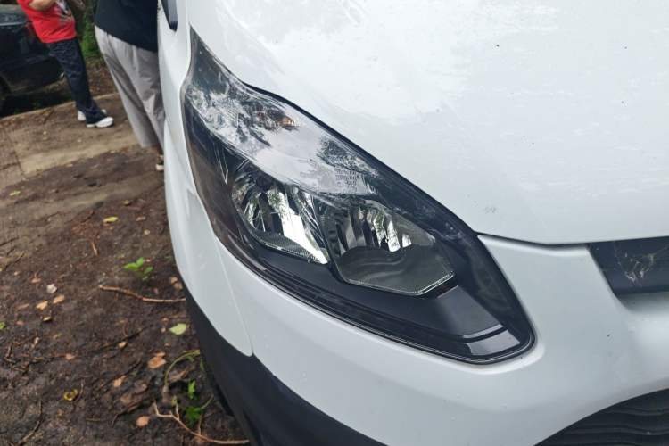 Used Ford Transit 2019 2.0T Diesel Multi-Purpose Commercial Vehicle Mid-Drive Mid-Roof 6-Seater China VI Standard Right Front Headlight