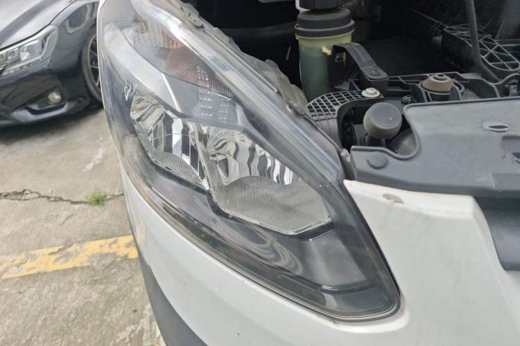 Used Ford Transit 2019 2.0T Diesel Multi-Purpose Commercial Vehicle Mid-Drive Mid-Roof 6-Seater China VI Standard Right Front Headlight
