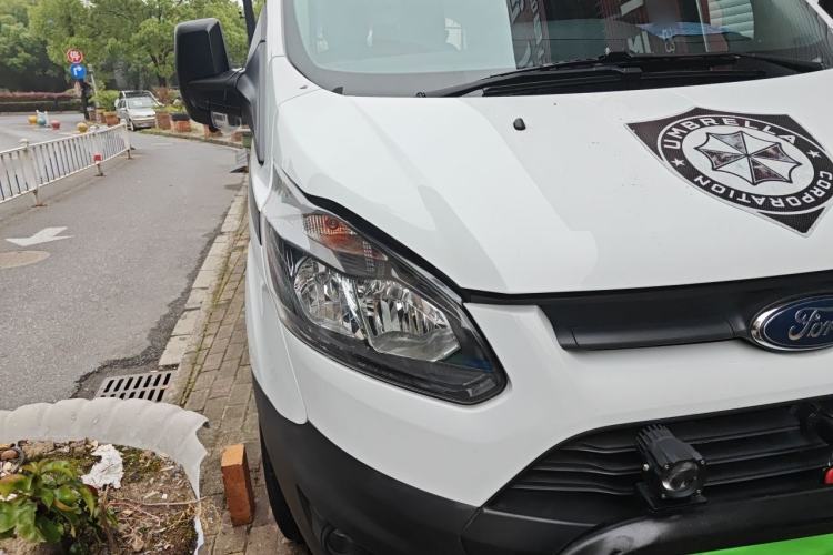 Used Ford Transit 2019 2.0T Diesel Multi-Purpose Commercial Vehicle Short Wheelbase Low Roof 6-Seater China VI Standard Right Front Headlight
